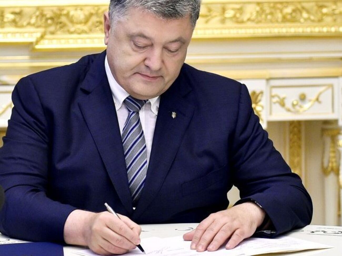 Порошенко підписав закон 2156-VIII, ухвалений парламентом 5 жовтня