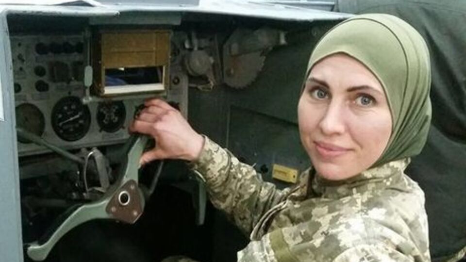 Поряд з Окуєвою був її чоловік Адам Осмаєв