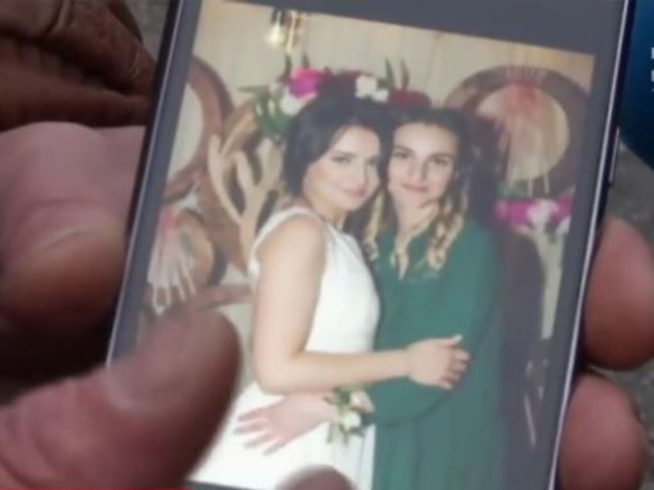 За словами Берченка, його дочка Оксана (ліворуч) вийшла з коми, але про загибель чоловіка Олександра і сестри Діани ще не знає