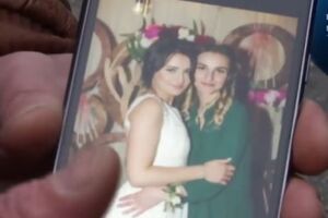 За словами Берченка, його дочка Оксана (ліворуч) вийшла з коми, але про загибель чоловіка Олександра і сестри Діани ще не знає