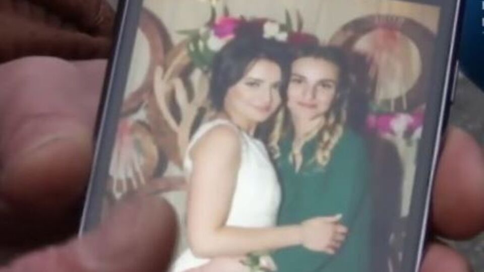 За словами Берченка, його дочка Оксана (ліворуч) вийшла з коми, але про загибель чоловіка Олександра і сестри Діани ще не знає