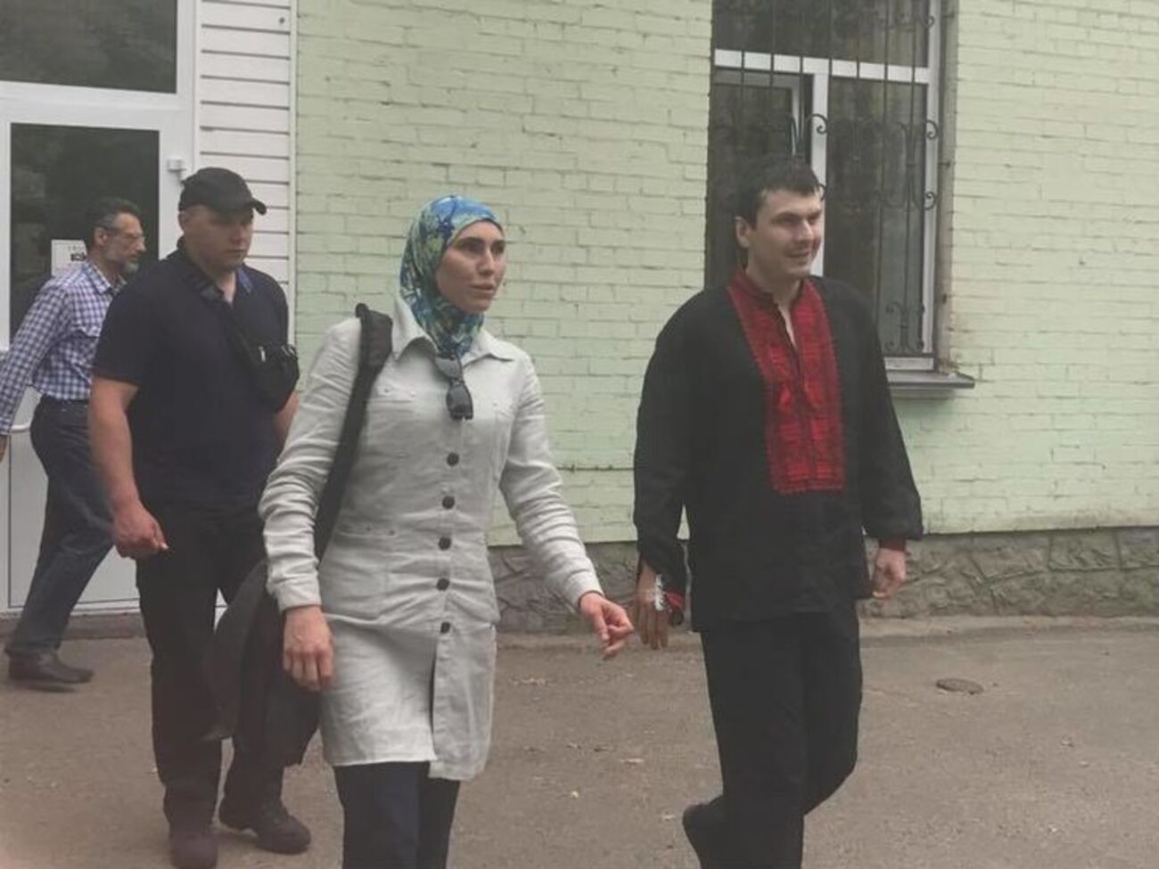 Летом Осмаева и Окуеву охраняли