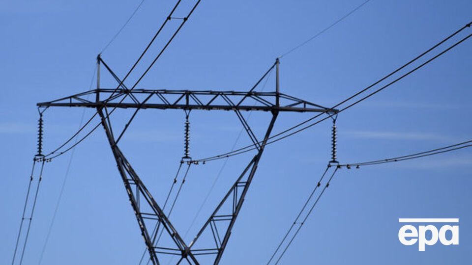 Бригады облэнерго восстанавливают электроснабжение