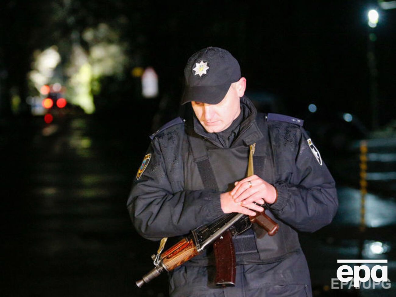 Сотрудник полиции на месте убийства Амины Окуевой в Глевахе Киевской области