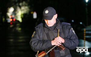 Сотрудник полиции на месте убийства Амины Окуевой в Глевахе Киевской области