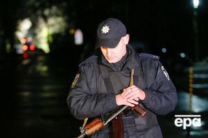 Сотрудник полиции на месте убийства Амины Окуевой в Глевахе Киевской области