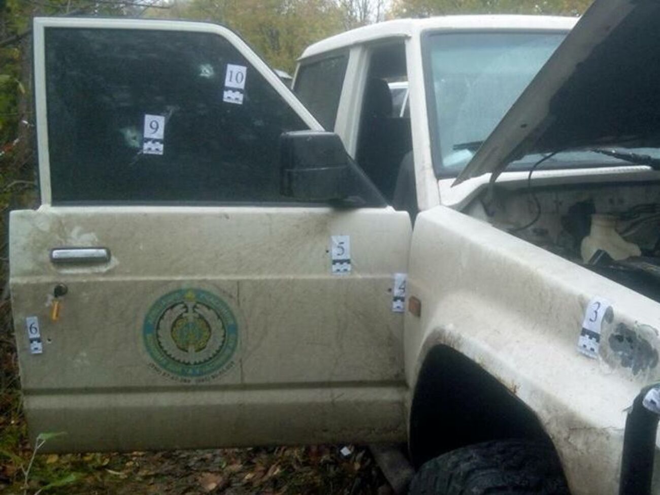 По машині добровольців зловмисники випустили приблизно півтора десятки куль