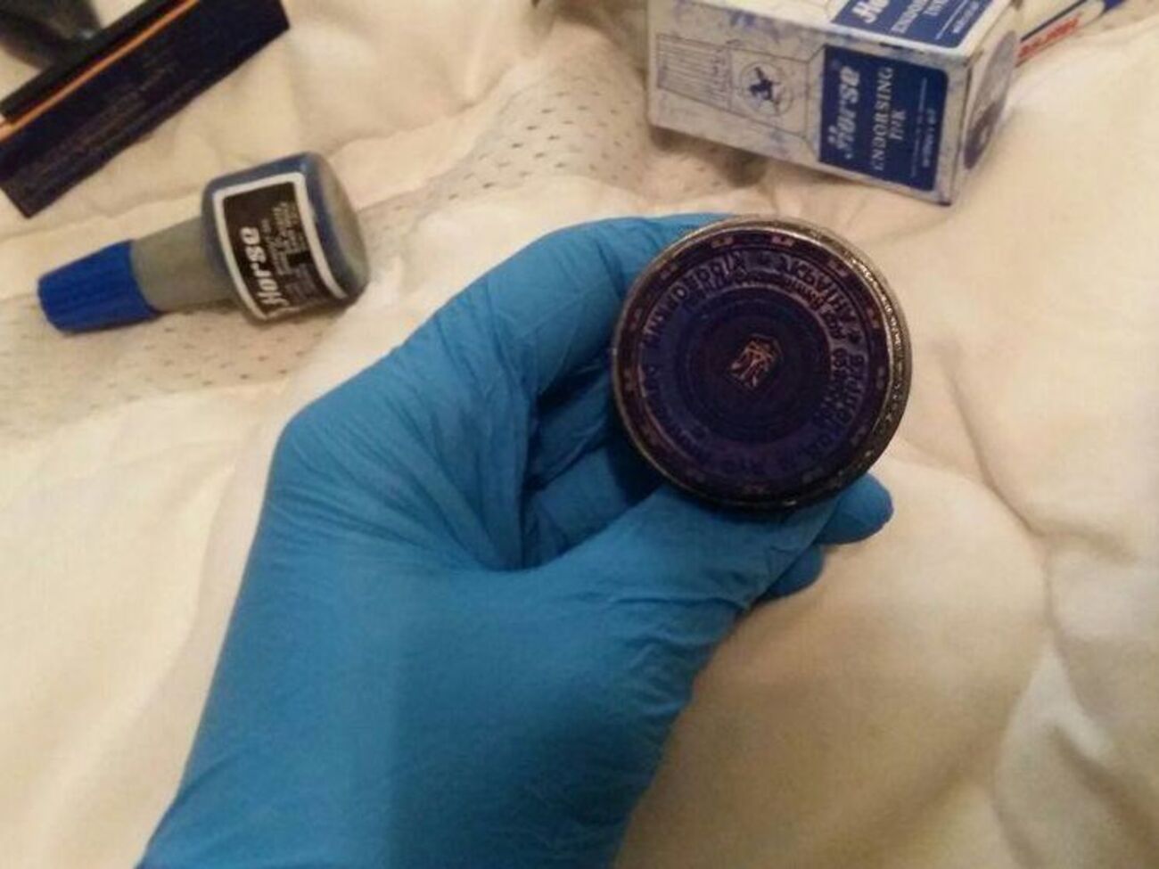 За місцем проживання судді виявлено гербову печатку і штамп ліквідованого Кіровського районного суду Донецька