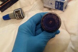 За місцем проживання судді виявлено гербову печатку і штамп ліквідованого Кіровського районного суду Донецька