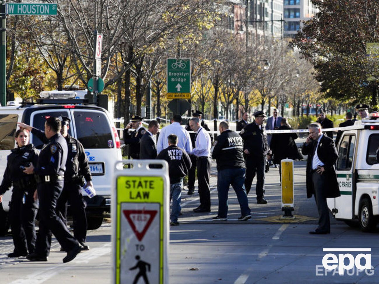 Грузовик сбил людей на велодорожке