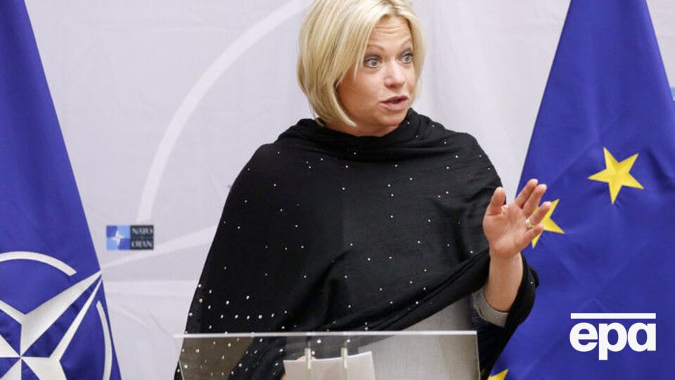Генніс було призначено на посаду міністра оборони Нідерландів у 2012 році