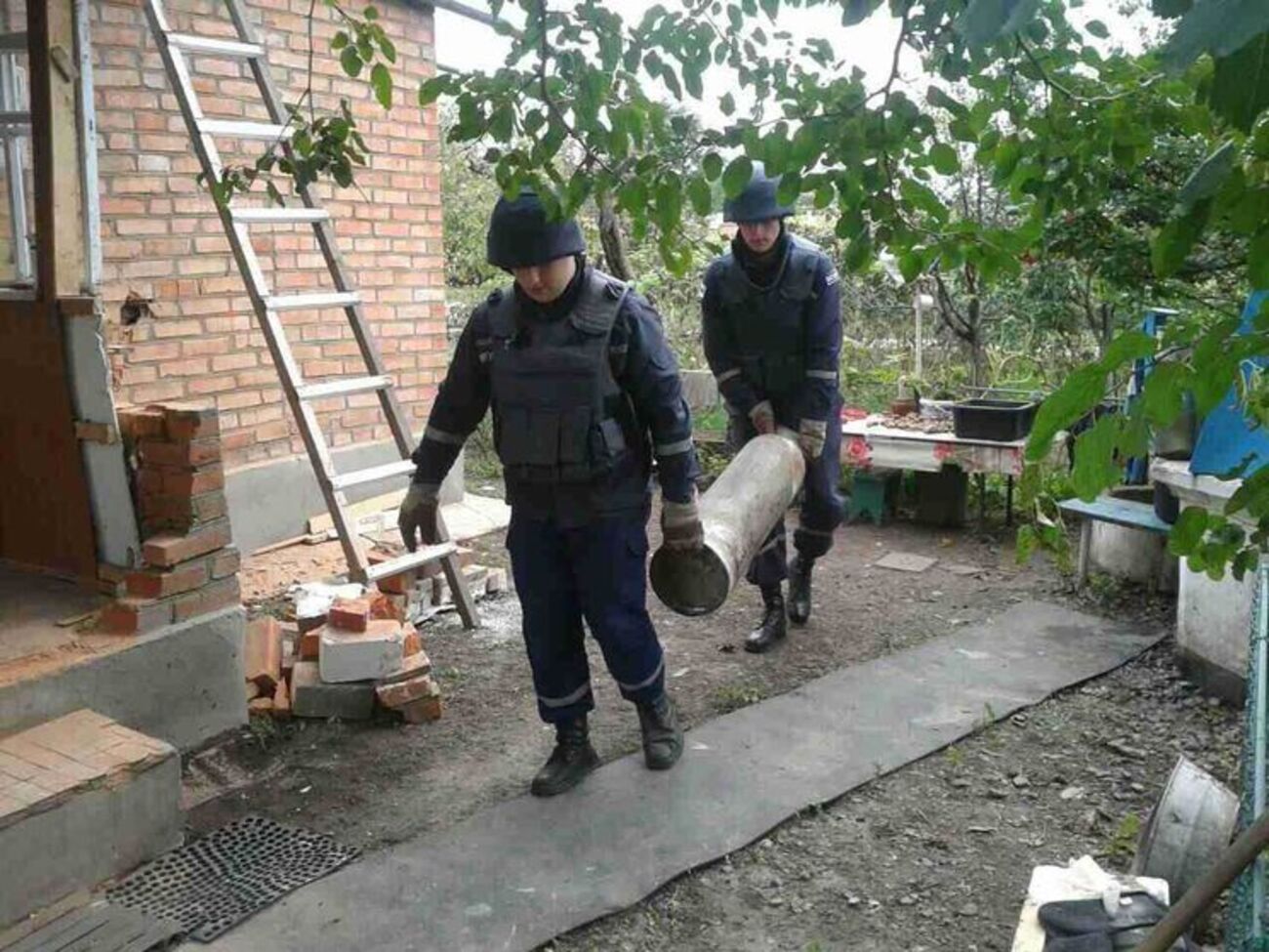Пиротехники очищают от взрывоопасных предметов территорию вокруг арсенала