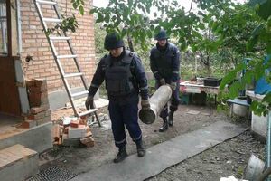 Пиротехники очищают от взрывоопасных предметов территорию вокруг арсенала