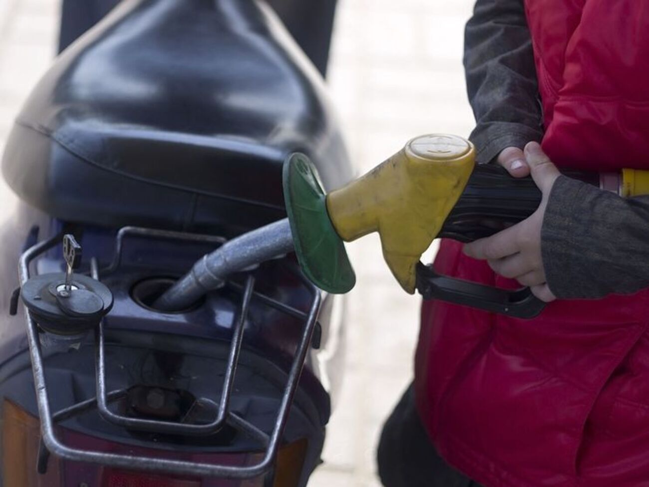 Бензин заливают только в баки автомобилей, чьи номерные знаки начинаются с цифр 727