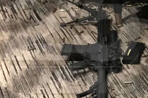 Пэддок вел стрельбу из автоматических винтовок