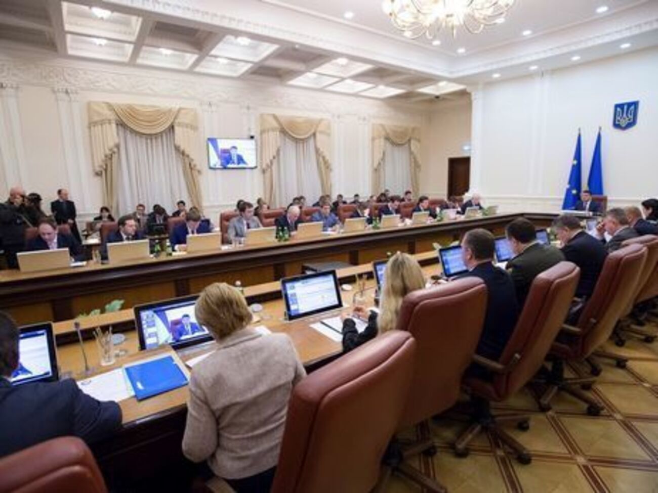 За словами прем'єр-міністра Володимира Гройсмана, Кабмін підтримує законопроект про податок на виведений капітал