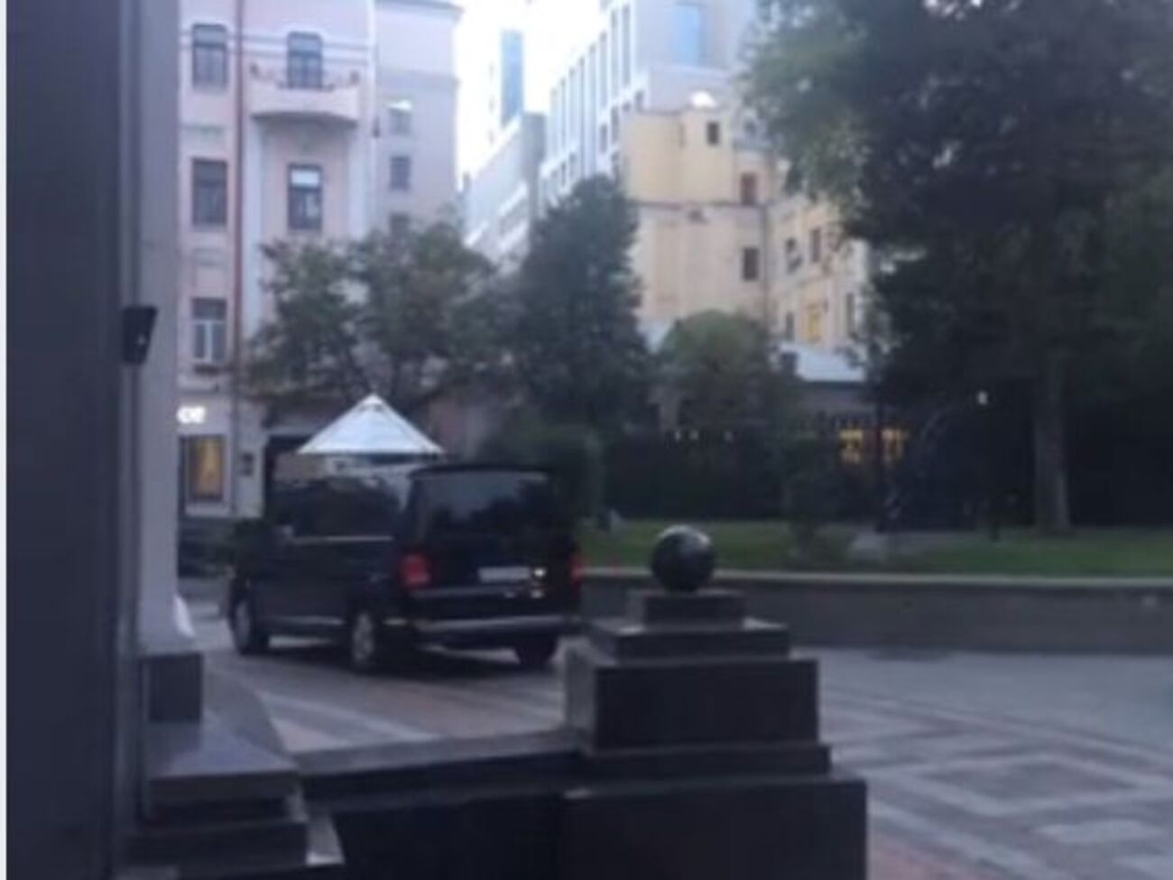 За даними журналіста Романюка, це автомобіль із кортежу Ляшка