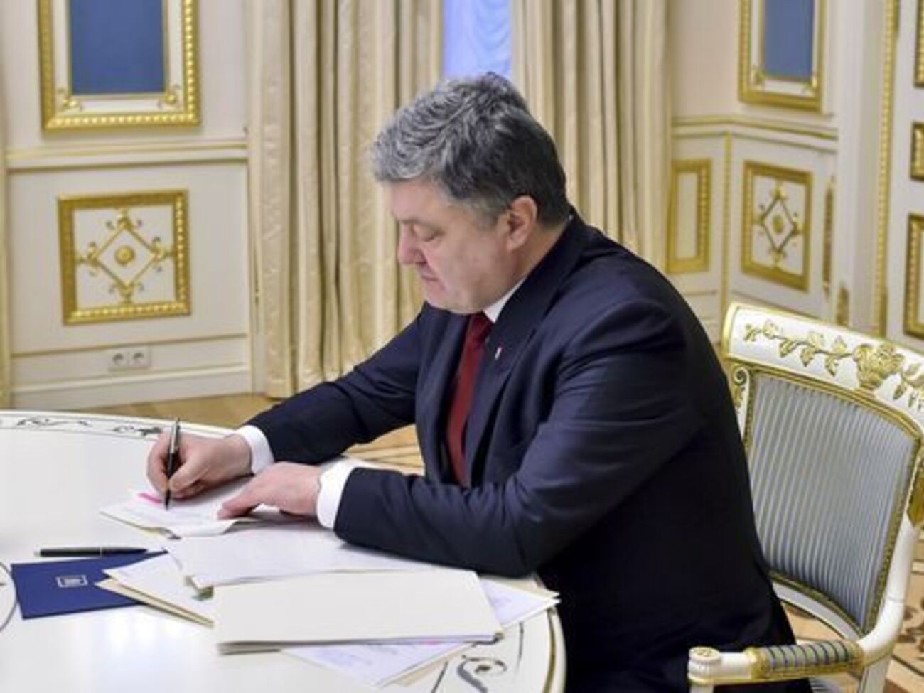 Законопроект об условиях мирного урегулирования ситуации на Донбассе определен Порошенко как неотложный