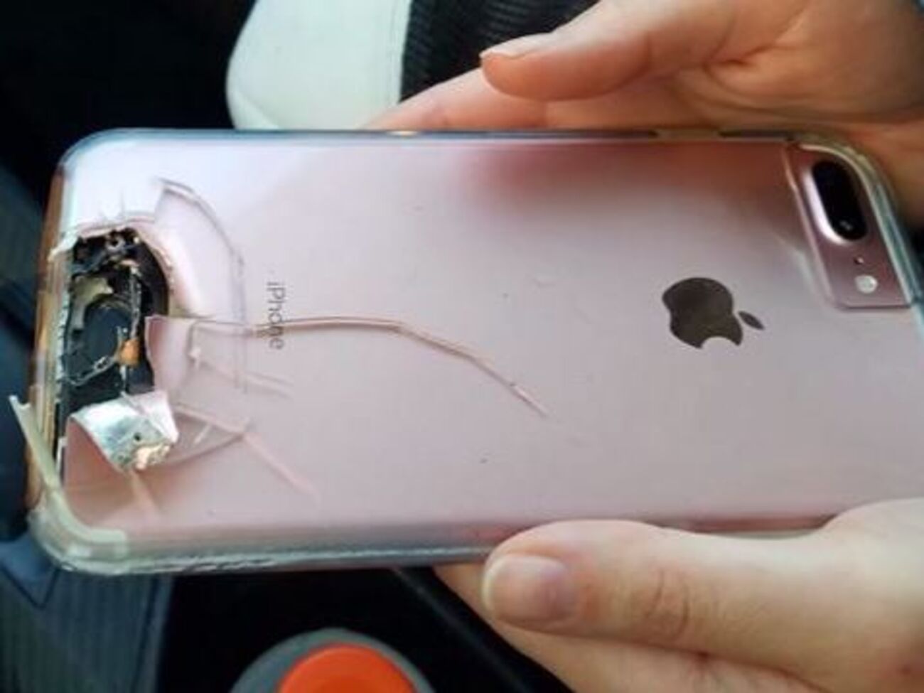 Розовый iPhone остановил пулю