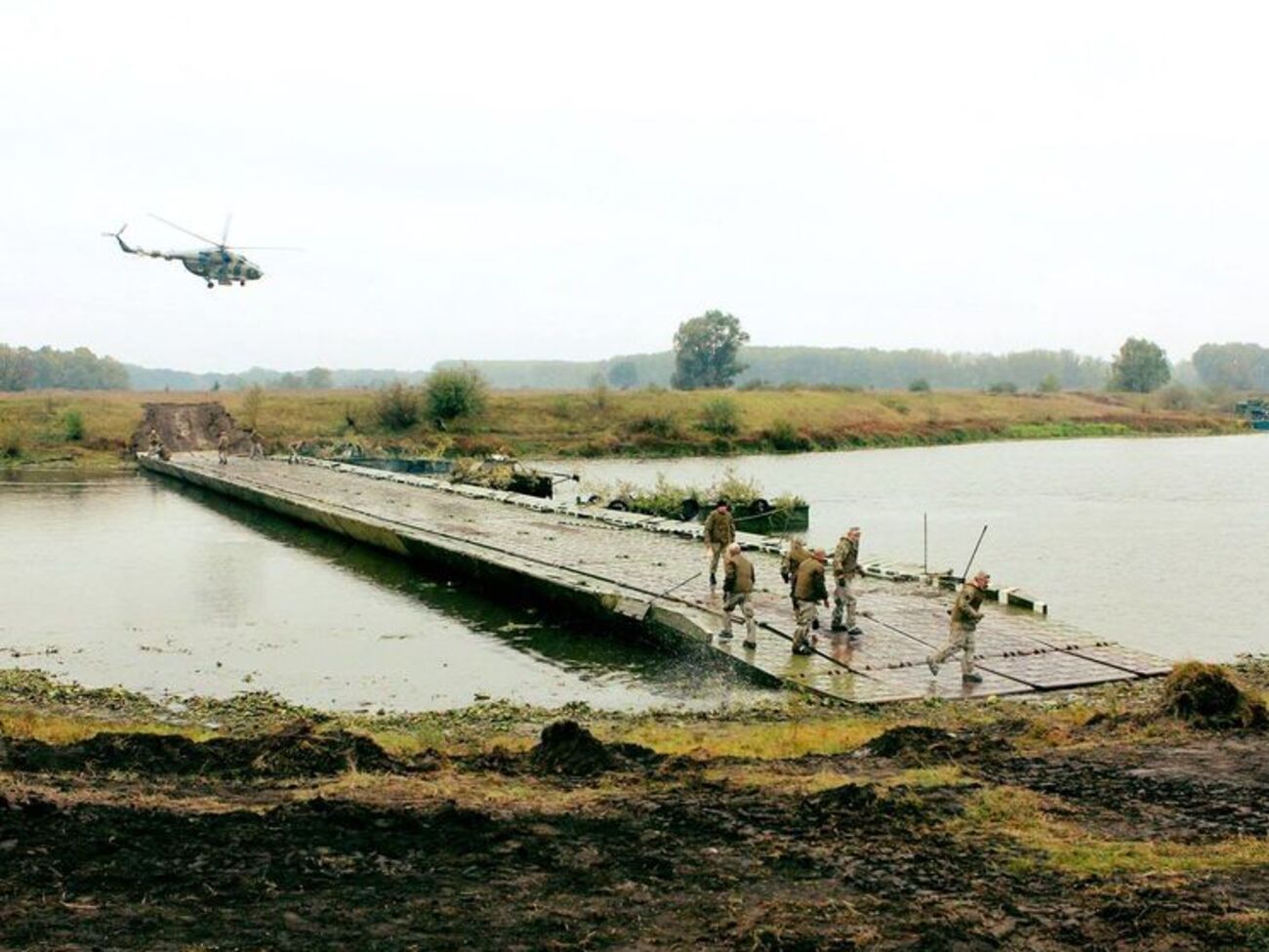 Українські військові під час навчань форсували водну перешкоду