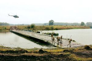 Українські військові під час навчань форсували водну перешкоду