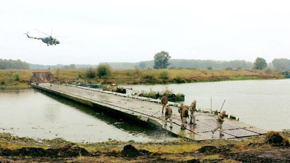 Українські військові під час навчань форсували водну перешкоду