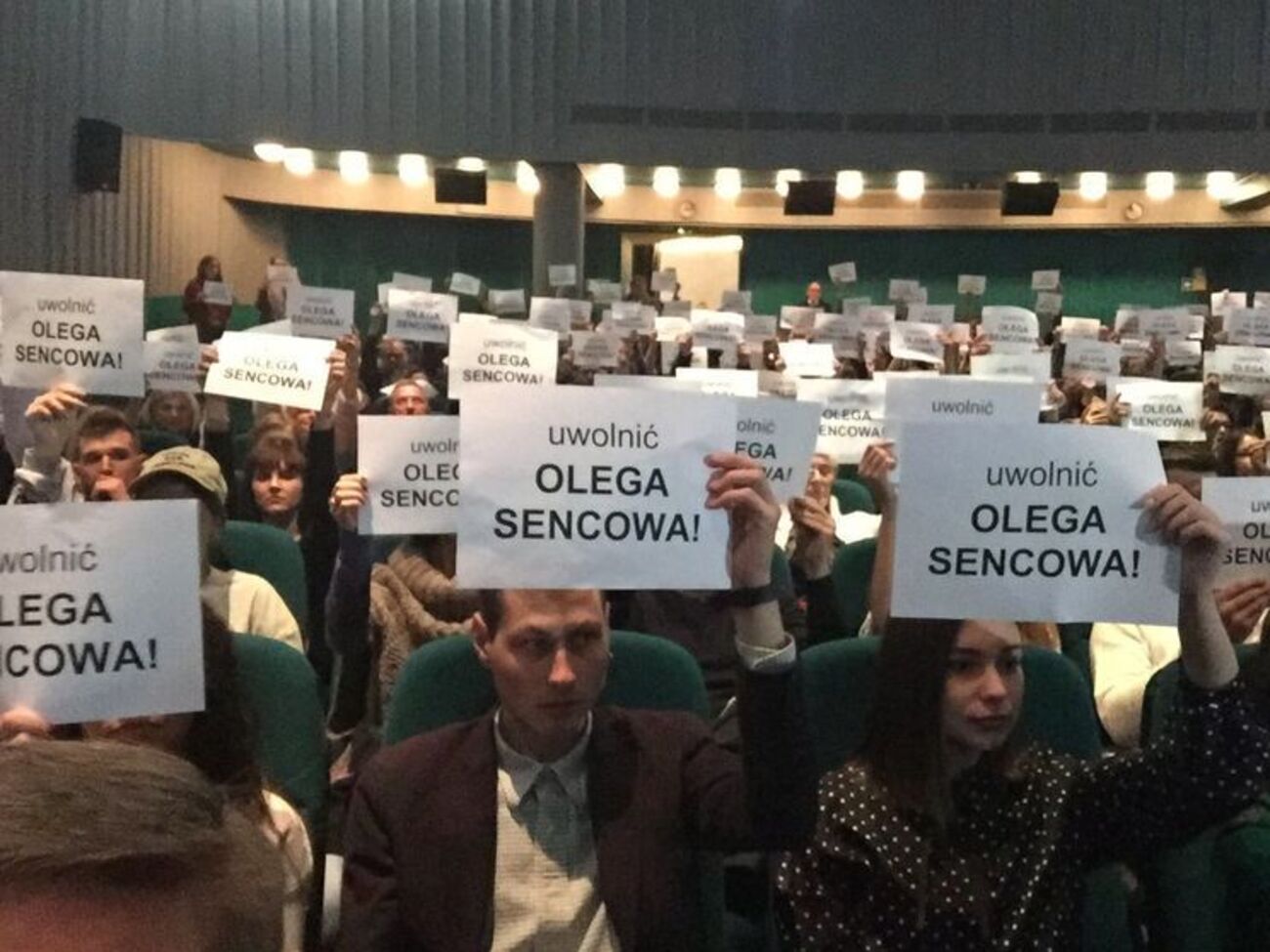 Учасники кінофестивалю підняли листівки із закликом звільнити Сенцова