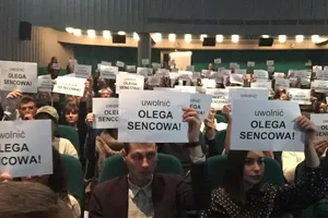 Учасники кінофестивалю підняли листівки із закликом звільнити Сенцова