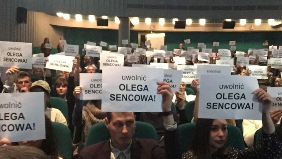 Учасники кінофестивалю підняли листівки із закликом звільнити Сенцова