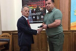 Награду Джемилеву вручил министр обороны Полторак