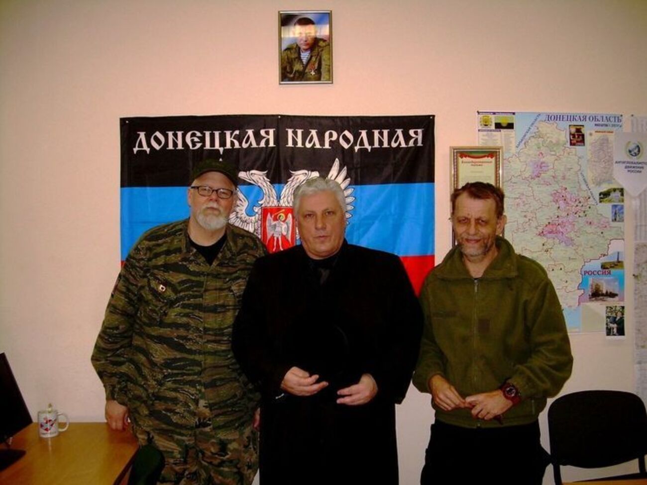 Романа Манекина (в центре) схватили боевики