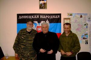 Романа Манекина (в центре) схватили боевики