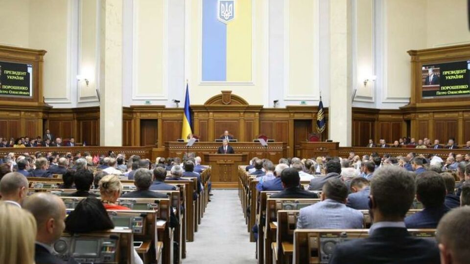 Депутаты заблокировали трибуну