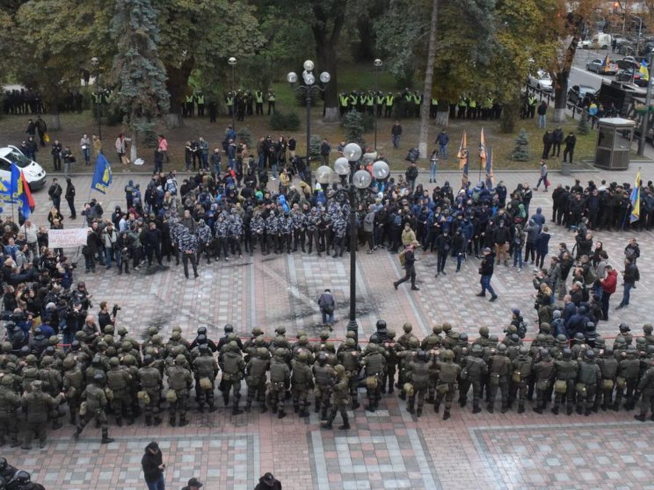 Силовики фактично оточили активістів