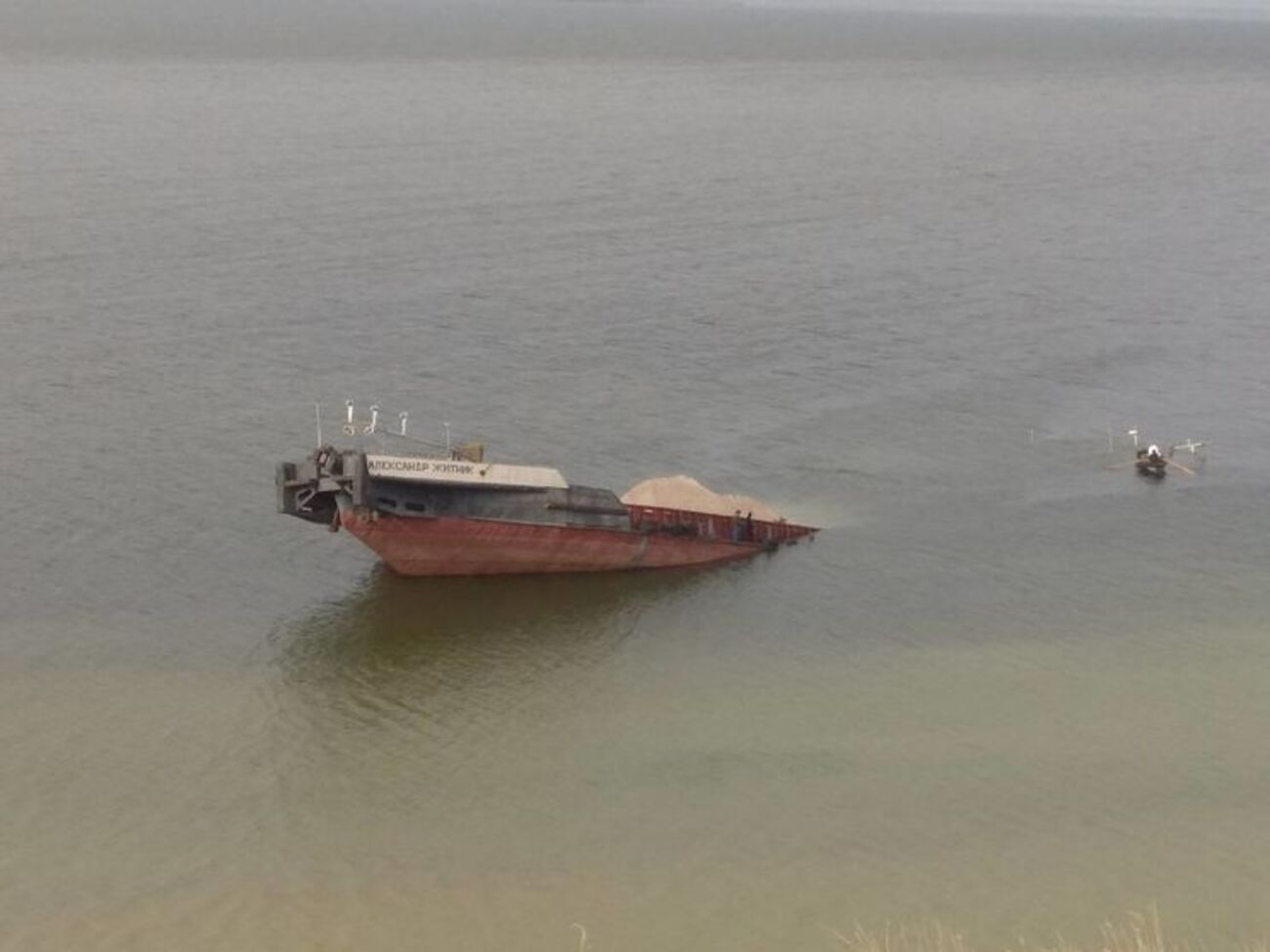 Баржа перевозила нефтепродукты