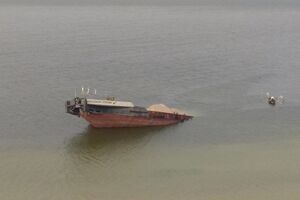 Баржа перевозила нефтепродукты