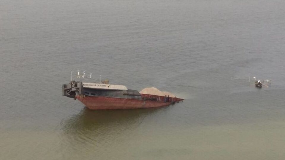 Баржа перевозила нефтепродукты