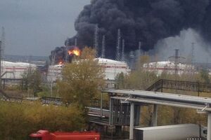 Взрыв произошел в одном из резервуаров, затем огонь распространился