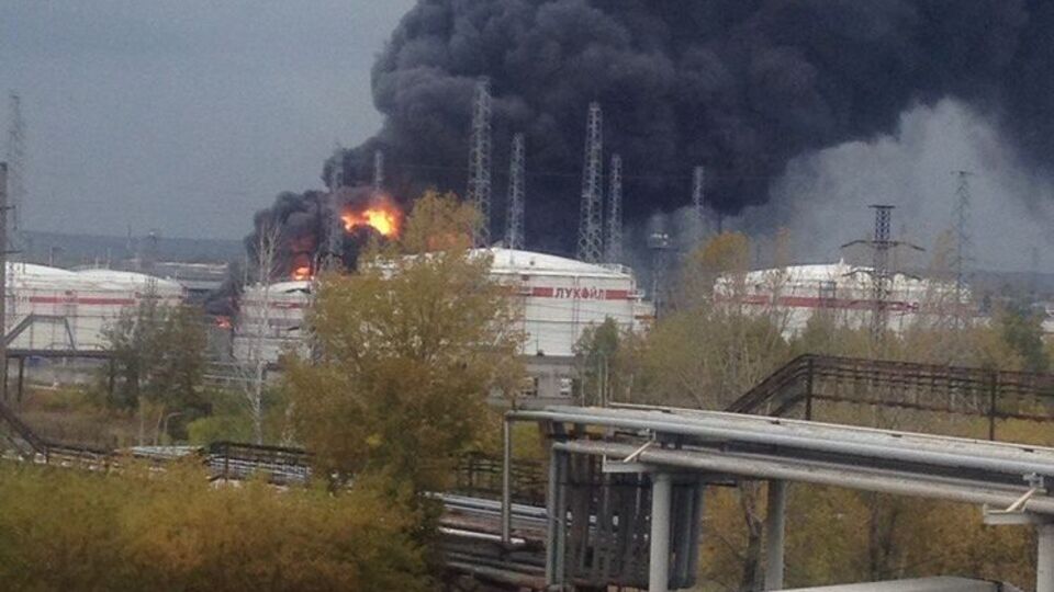 Взрыв произошел в одном из резервуаров, затем огонь распространился