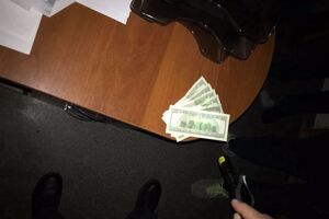 Таможенника задержали при передаче $600
