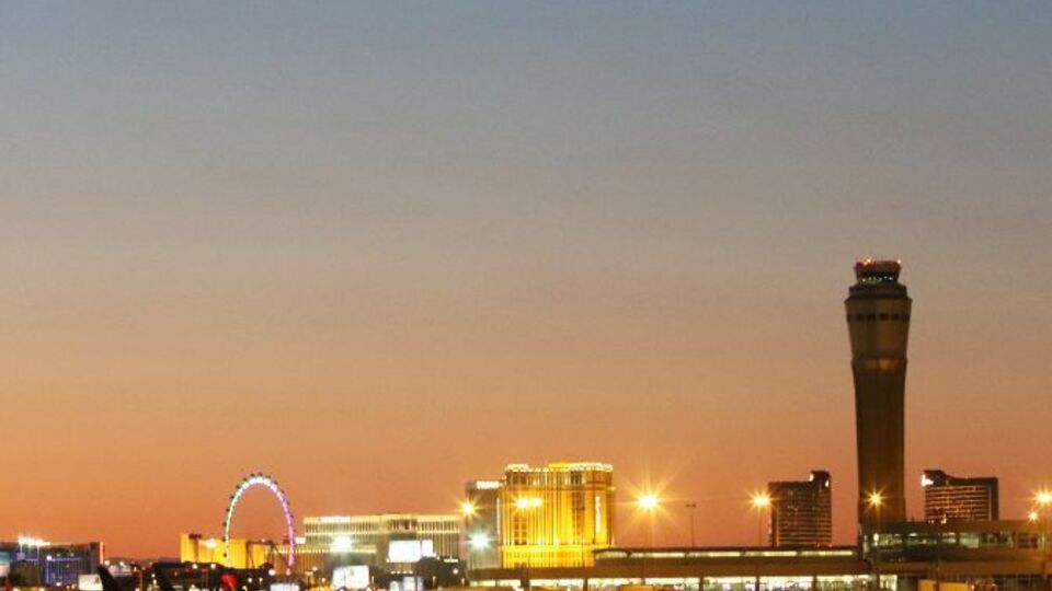 Аэропорт расположен менее чем в километре от отеля, из которого расстреливали людей