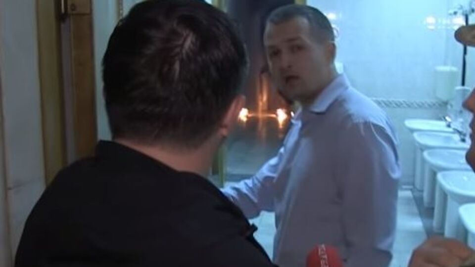 Нардепи не пускали у туалет охорону Ради