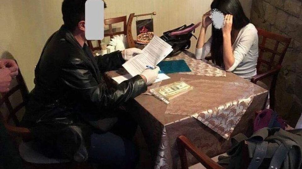 Адвокат поклала хабар у Кодекс адміністративного судочинства