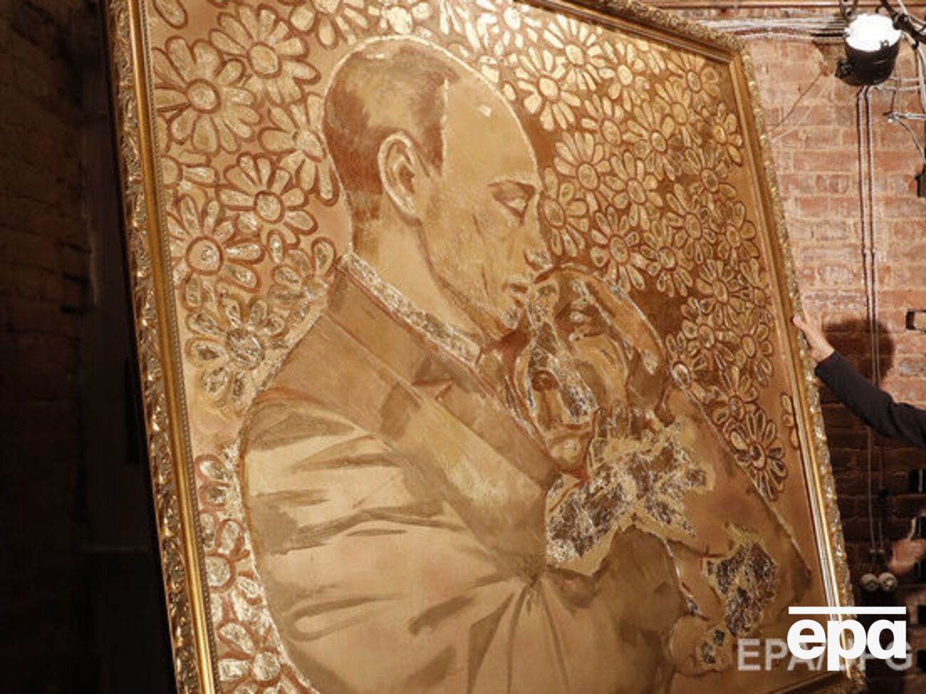 Картина "Золотой Путин", написанная российским художником к юбилею президента