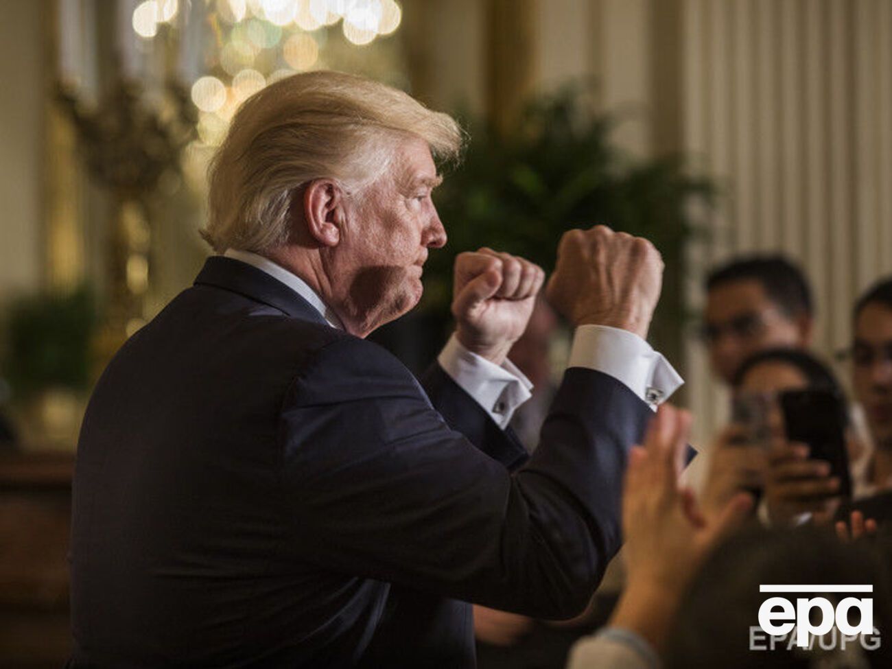По словам Сандерс, у Трампа есть "невероятная команда"