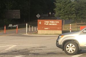 Авто врезалось в толпу военных