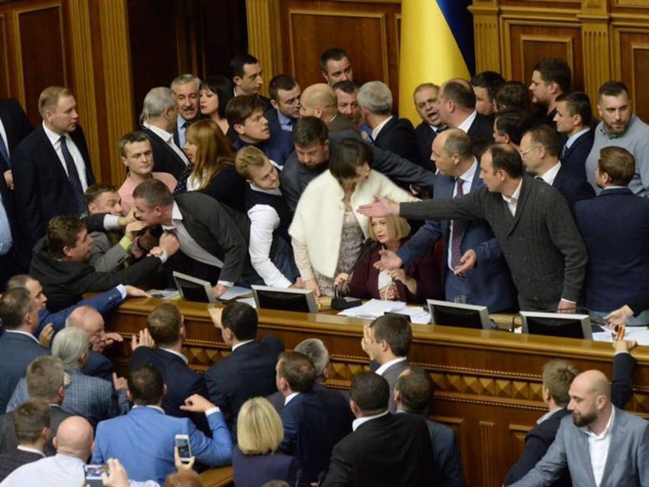 5 октября в ходе вечернего заседания Верховной Рады депутаты блокировали трибуну