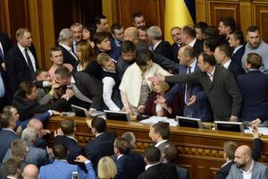 5 октября в ходе вечернего заседания Верховной Рады депутаты блокировали трибуну
