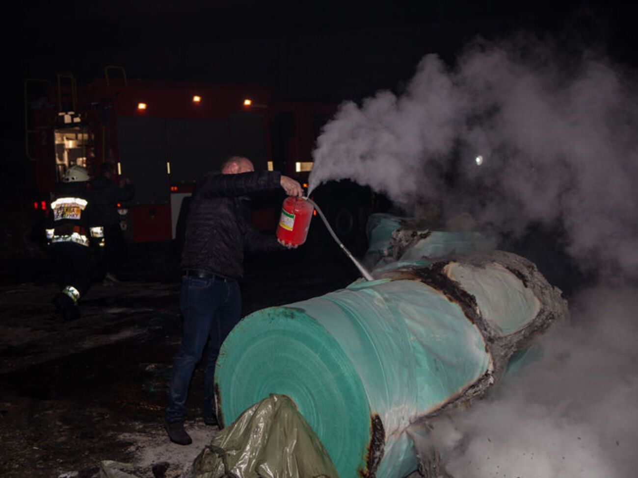 В 23.10 огонь локализовали, а в 01.13 спасатели ликвидировали пожар