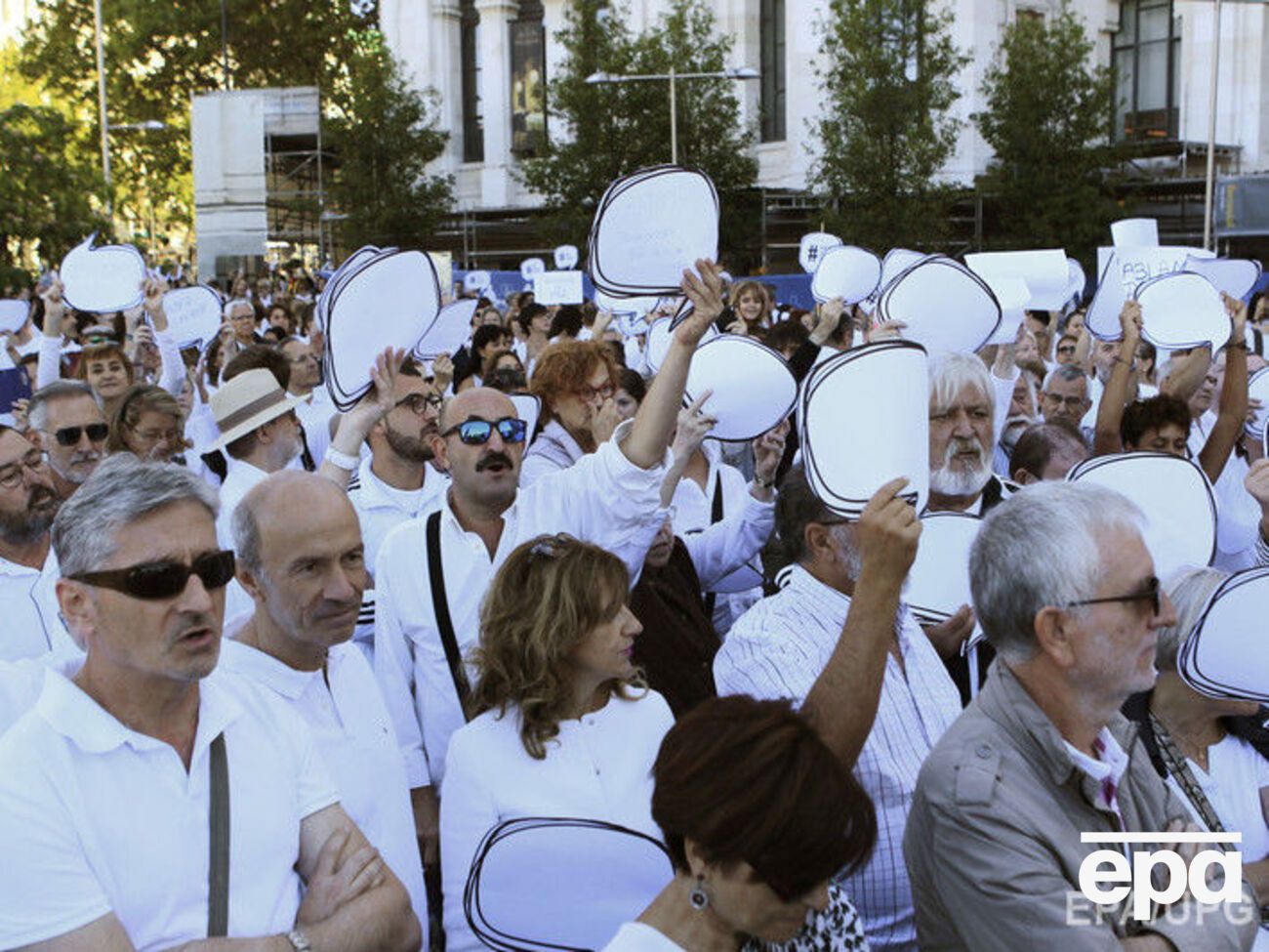 Мітингувальники одягнули білі футболки без написів і малюнків